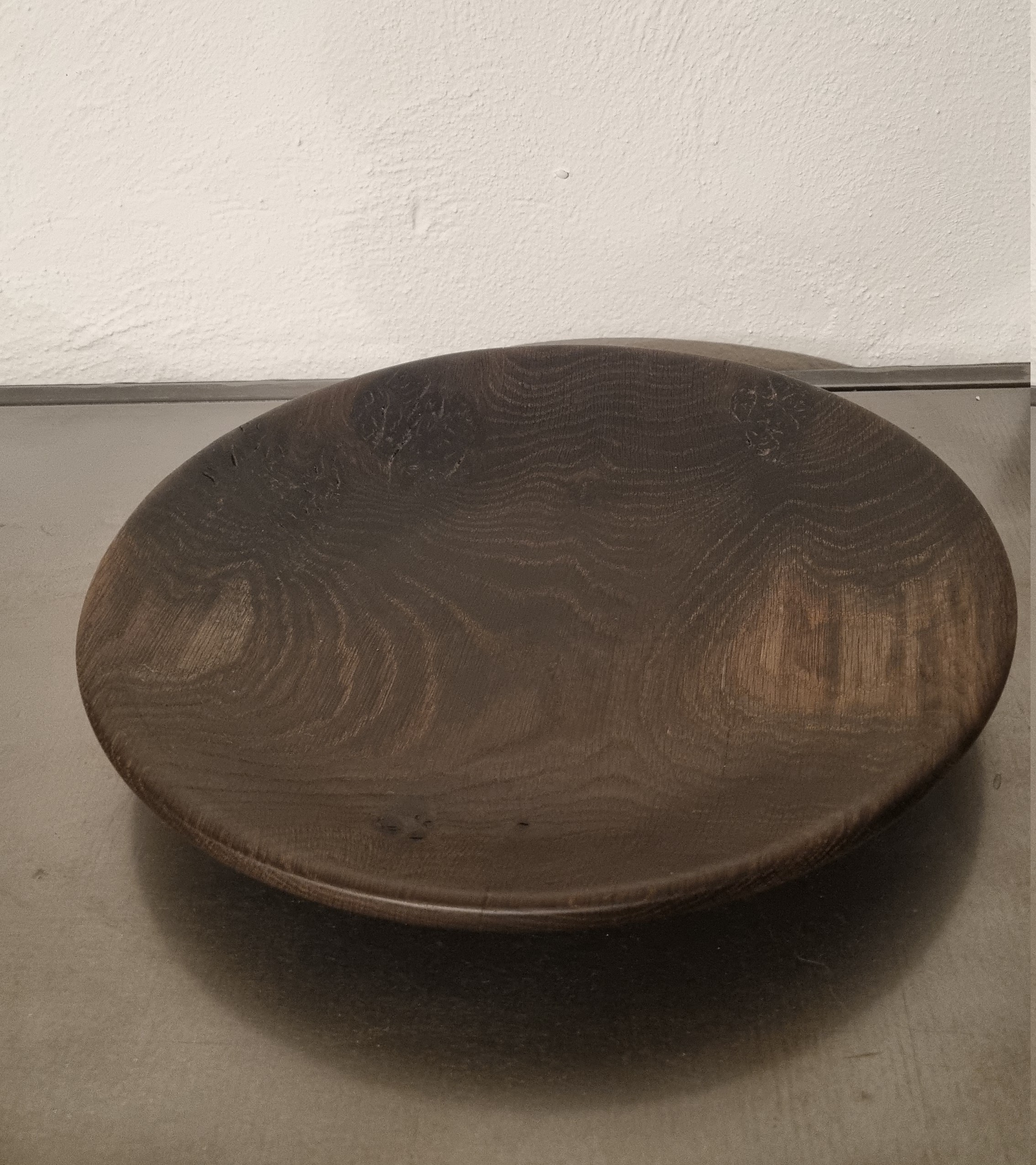 Fad i røget eg, Ø 29 cm, H 3,5 cm