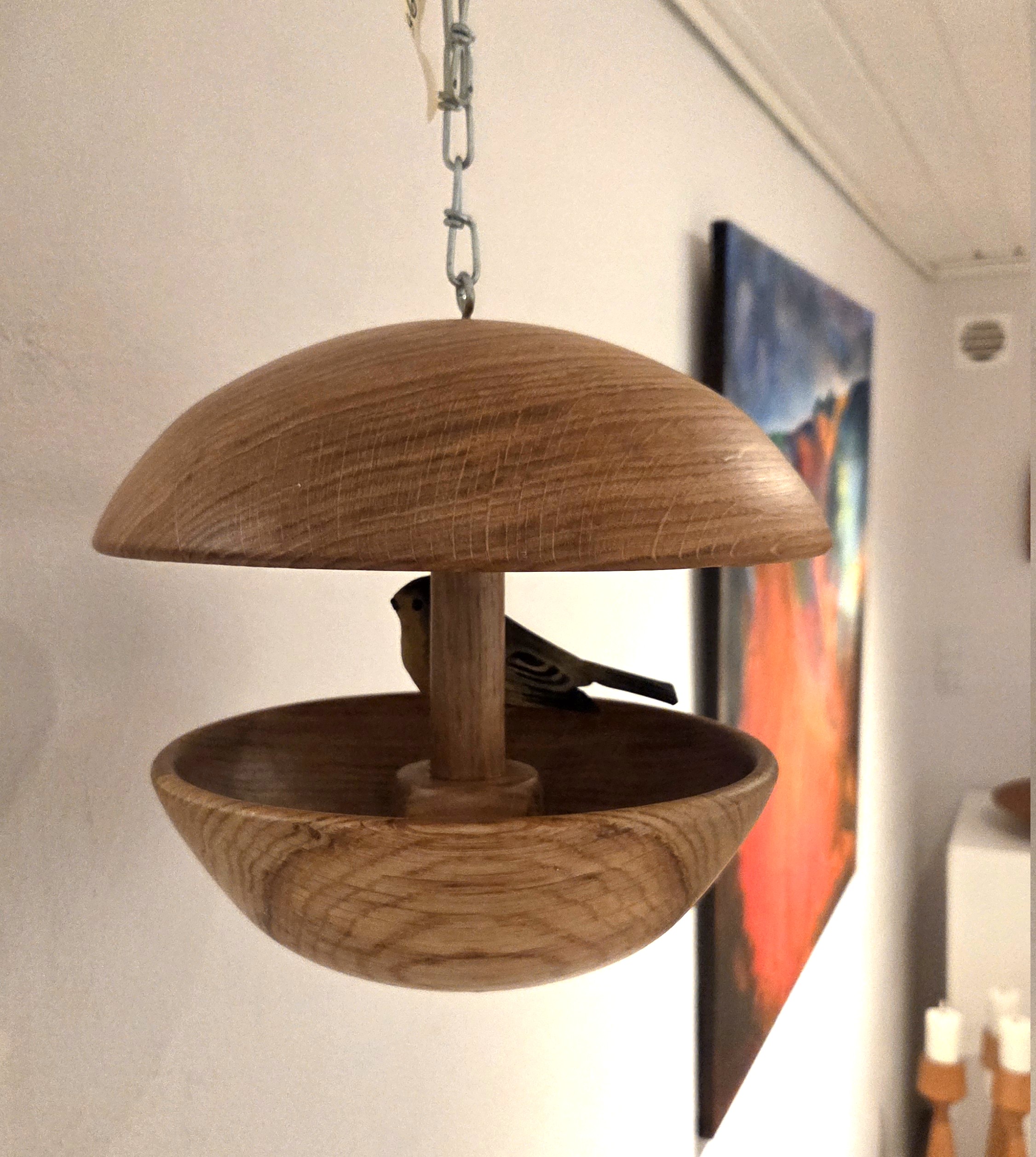 Foderbræt i eg, Ø 19/22 cm H 23 cm. Lakeret 3 gange med skibslak  