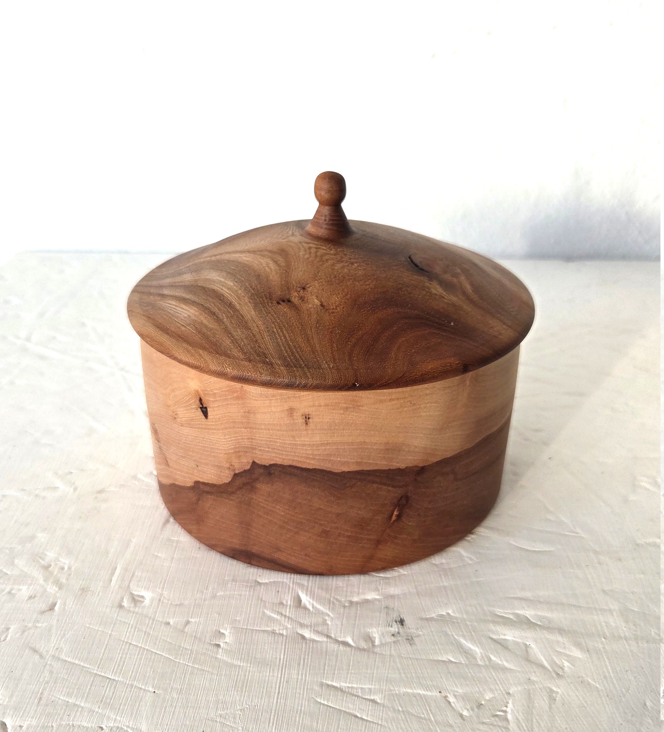 Lågkrukke, krukke i skovfogedæbletræ og låg i elm. Ø 14,5 cm, H 10 cm 