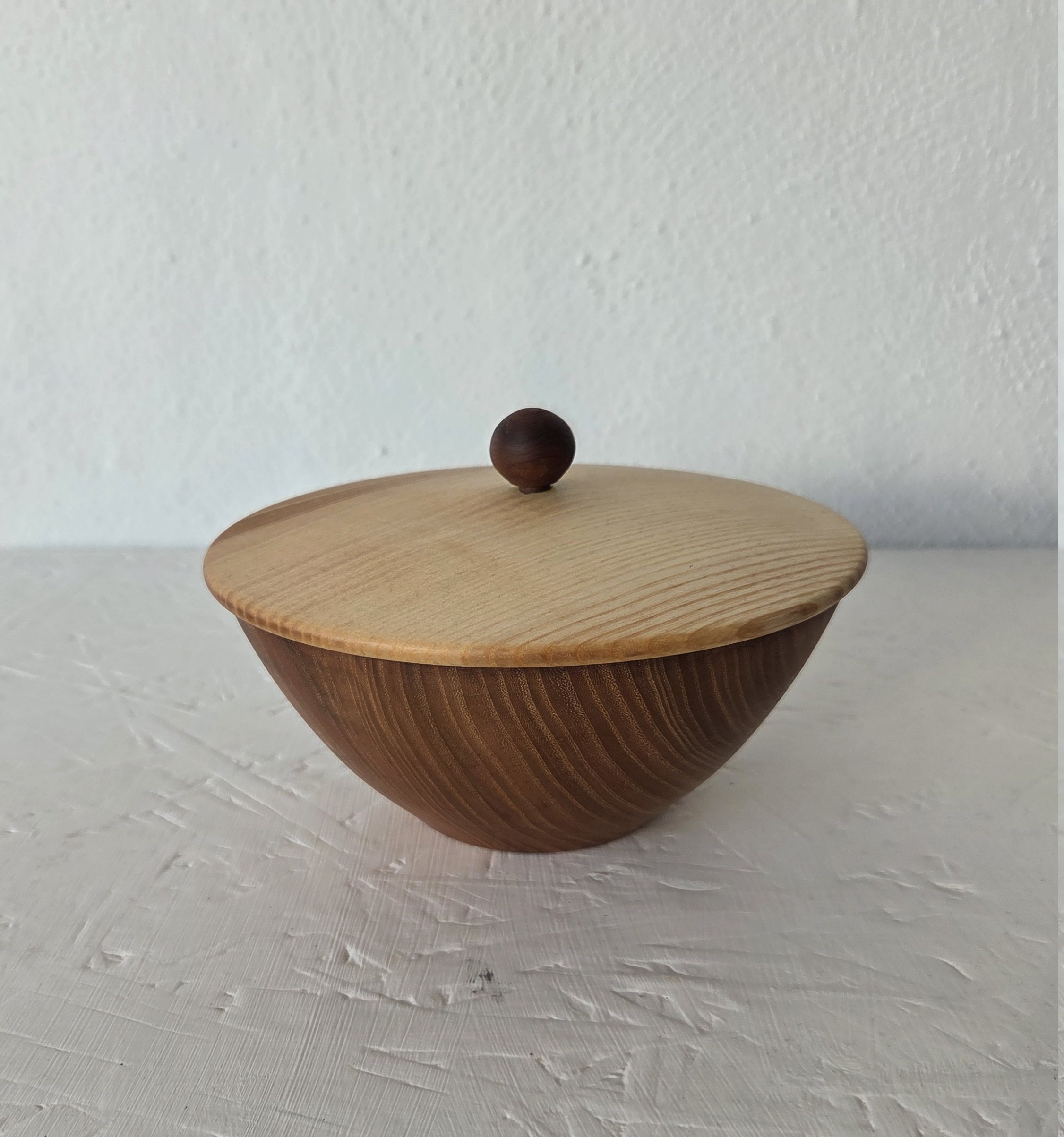 Lågkrukke - skål i elm og låg i ask, Ø 17 cm, H 7,5 cm