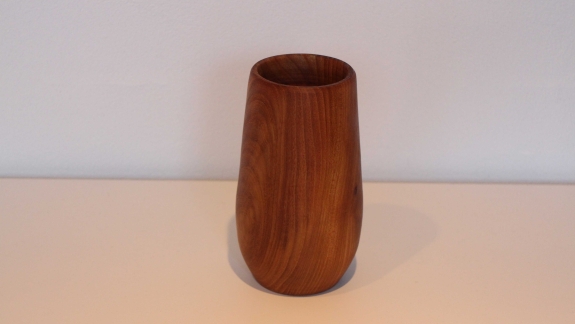 Vase i elm, Ø 11 cm x H 30 cm, solgt – ny på vej