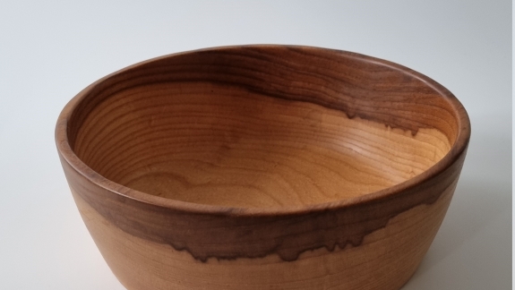 Fad i elm, Ø 21, H 7,5 cm. Elmetræ, fundet i gemmerne hos min træpusher på Sydfyn. Træet har groet på Langeland frem til elmesygen.