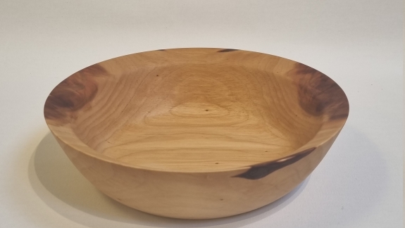 fad i mirabelle, Ø 23 cm, H 6 cm. Dette fad er skabt at mirabelle, der har haft en vindsust liv. Træet har vokset i læhegn helt ude ved kysten på Fogense ved Bogense